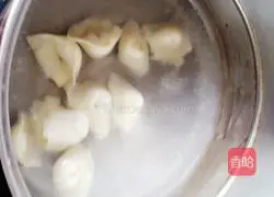 Illustration of how to make chicken and carrot wontons 14