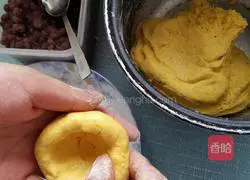 Illustration of making glutinous rice and red bean pie 8