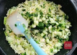 Illustration of how to make cucumber, green vegetable and egg fried rice 12