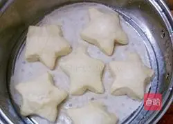 Illustration of how to make five-pointed star steamed buns 14