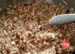 Illustration of how to make mushroom, potato, eggplant and meat buns 2