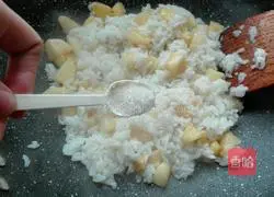 Illustration of how to make apple fried rice 6