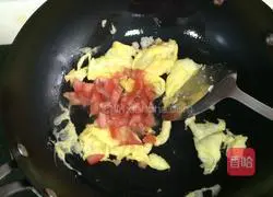 Illustration of how to make tomato and egg fried rice 3