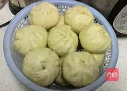 Illustration of how to make bean paste steamed buns 12