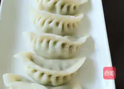 Illustration of how to make dumplings stuffed with chives and fresh meat 10