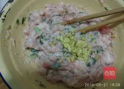 Illustration of how to make fresh meat and water chestnut dumplings 5