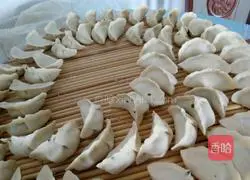 Illustration of how to make leek, egg and vermicelli dumplings 3