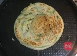 Illustration of how to make green onion pancakes 11