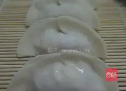 Illustration of how to make dumplings stuffed with dried pork stuffing 7