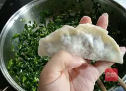 Illustration of how to make leek and pork dumplings 8 