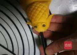 Illustration of how to make goldfish steamed buns 15