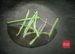 Illustration of how to make noodles with scallions 8