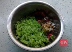 Illustration of how to make cabbage and meat buns 3