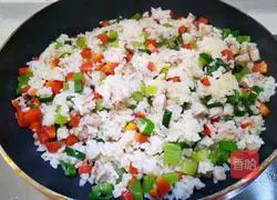  Illustration of how to make fried rice with diced lettuce, carrot and pork 14