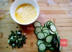 Illustration of how to make cucumber noodles 2
