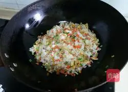 Illustration of how to make fried rice with dried radish and sausage 9