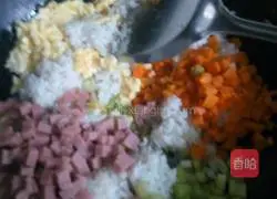 Illustration of how to make fried rice with eggs and ham 5