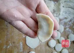 Illustration of how to make celery, egg and fungus dumplings 13