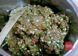 Illustration of how to make butt-popping wontons 1