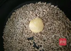 Illustration of how to make melon seed cakes 7