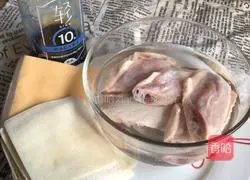 Illustration of how to make wonton skin cheese chicken wings 1