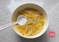 Illustration of how to make whitebait egg cake 3