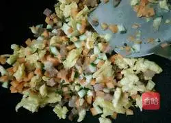 Illustration of how to make small straw egg fried rice 6