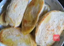 Illustration of how to make fried steamed bun slices 3