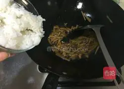 Illustration of how to make fried rice with shredded potatoes and pork 6