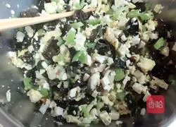 Illustration of how to make vegetarian dumpling fillings 6