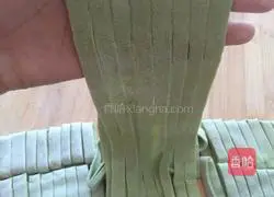 Illustration of how to make spinach noodles 7