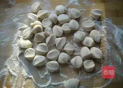 Illustration of making mushroom and pork dumplings 6