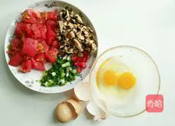 Illustration of how to make fried rice noodles with seafood, eggs and tomatoes 2