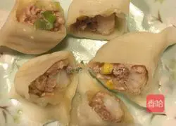 Illustration of how to make dumplings stuffed with pork, prawns, corn kernels and chives 6