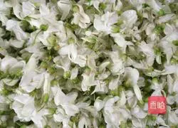 Illustration of how to make acacia flower noodles 1