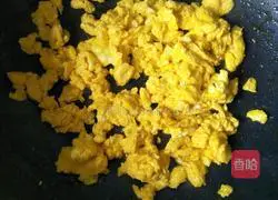 Illustration of how to make large steamed buns with three fillings (leeks, vermicelli and eggs)