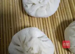 Illustration of how to make leek, egg and vermicelli buns 3