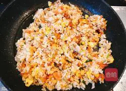 Illustration of how to make tomato and egg fried rice 7