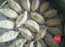 Illustration of how to make yellow garlic sprouts (chive yellow) meat dumplings (home-style steamed dumplings) 10