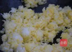 Illustration of how to make bacon and egg fried rice 6