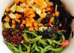 Dry noodles with spinach and sesame seeds Practice illustration 4