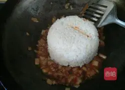 Illustration of how to make spicy cabbage fried rice 6