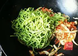 Illustration of how to make green fried noodles 15