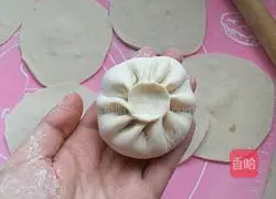 Illustration of how to make pork and radish buns 18