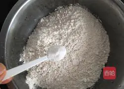 Illustration of how to make shredded potato pancakes 1