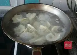 Illustration of how to make beef and fennel stuffed dumplings 9