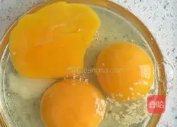 Illustration of how to make fried rice wrapped in egg pancakes 1