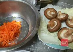 Illustration of how to make cabbage, mushroom and meat buns 3