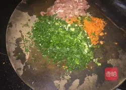 Illustration of how to make corn, carrot, pork and scallion dumplings 2