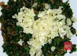 Illustration of how to make purslane and garlic egg pancakes 3